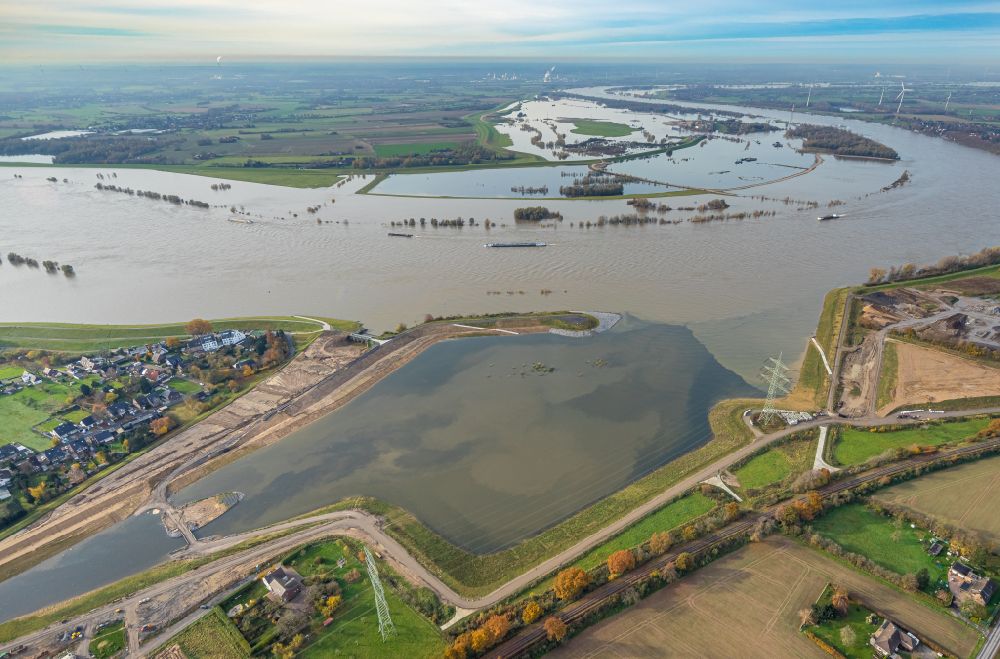 Dinslaken von oben - Uferbereiche mit durch Hochwasser- Pegel überflutetem Flußbett Rhein - Emschermündung in Dinslaken im Bundesland Nordrhein-Westfalen, Deutschland