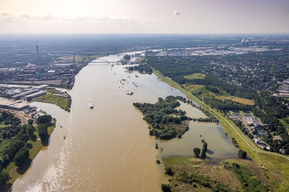 Duisburg von oben - Uferbereiche mit durch Hochwasser- Pegel überflutetem Flußbett des Rhein an der Werthauser Wardt in Duisburg im Bundesland Nordrhein-Westfalen, Deutschland