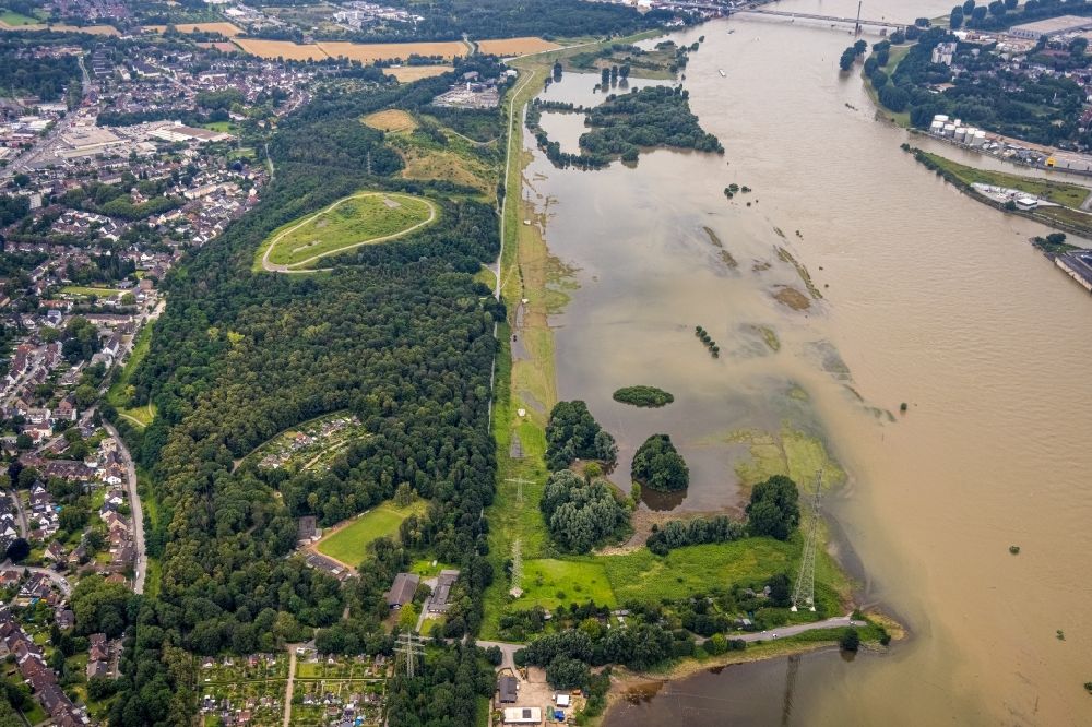 Luftbild Duisburg - Uferbereiche mit durch Hochwasser- Pegel überflutetem Flußbett des Rhein an der Werthauser Wardt in Duisburg im Bundesland Nordrhein-Westfalen, Deutschland