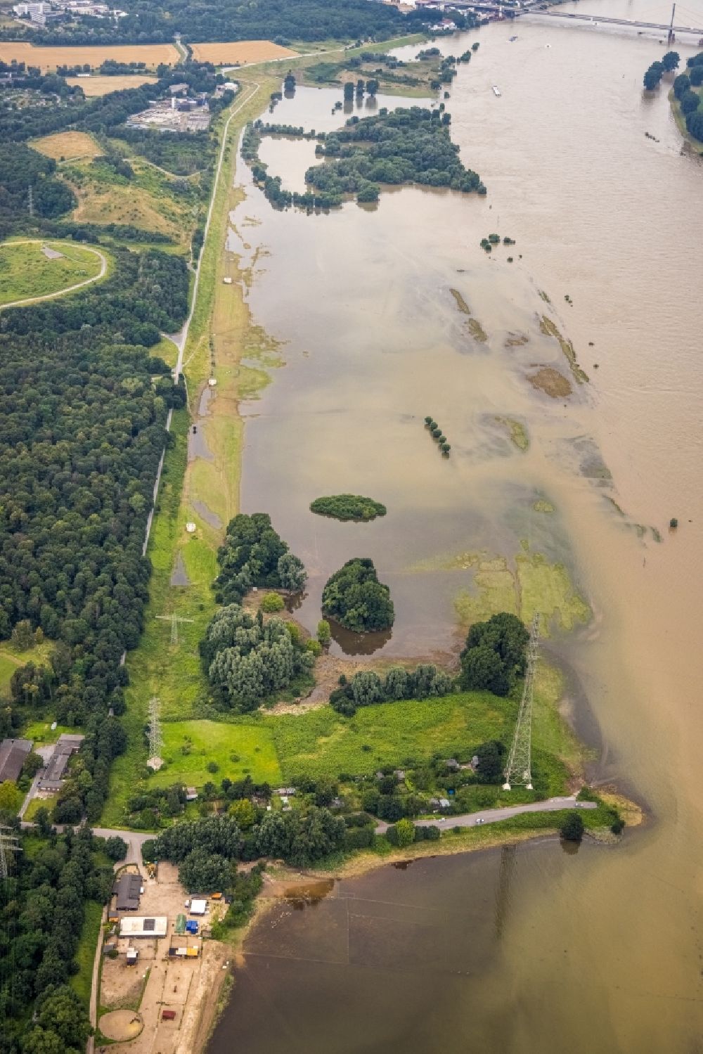 Luftaufnahme Duisburg - Uferbereiche mit durch Hochwasser- Pegel überflutetem Flußbett des Rhein an der Werthauser Wardt in Duisburg im Bundesland Nordrhein-Westfalen, Deutschland