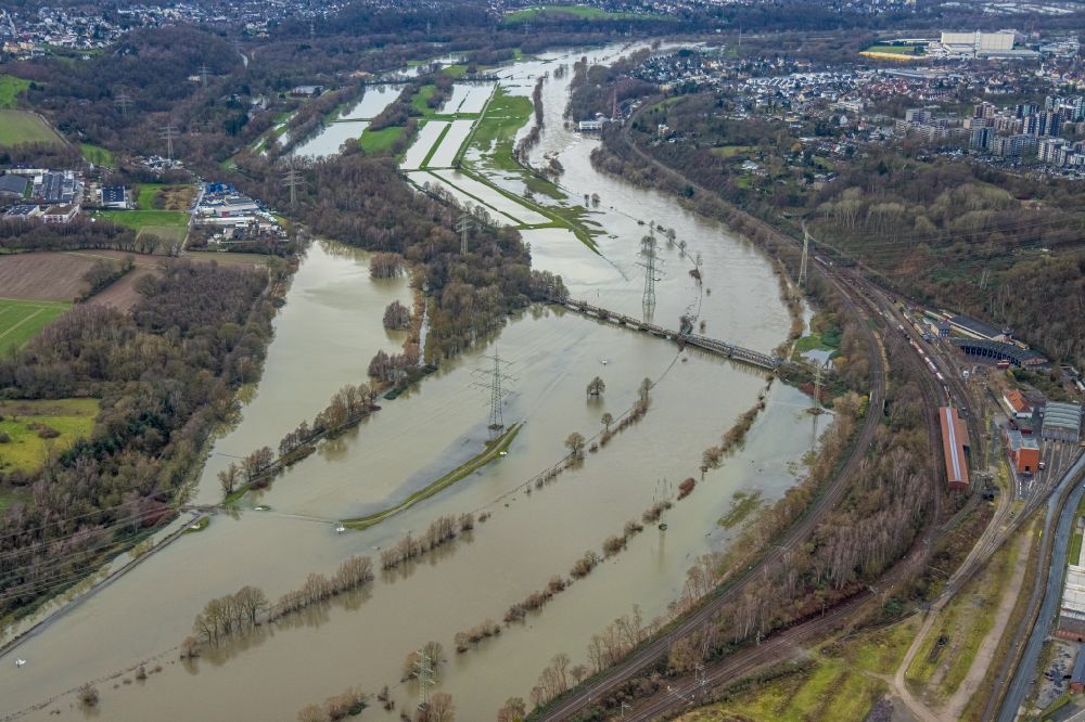 Luftbild Essen - Uferbereiche mit durch Hochwasser- Pegel überflutetem Flußbett der Ruhr in Essen im Bundesland Nordrhein-Westfalen, Deutschland