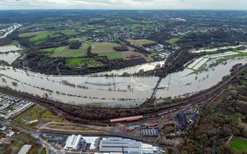 Luftaufnahme Essen - Uferbereiche mit durch Hochwasser- Pegel überflutetem Flußbett der Ruhr in Essen im Bundesland Nordrhein-Westfalen, Deutschland