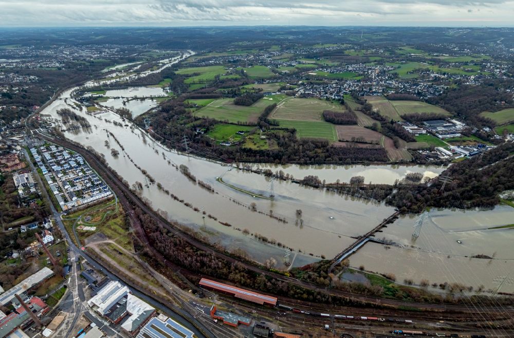 Essen von oben - Uferbereiche mit durch Hochwasser- Pegel überflutetem Flußbett der Ruhr in Essen im Bundesland Nordrhein-Westfalen, Deutschland