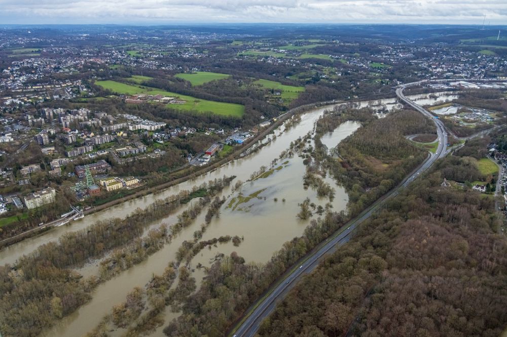 Holthausen von oben - Uferbereiche mit durch Hochwasser- Pegel überflutetem Flussbett der Ruhr in Holthausen im Bundesland Nordrhein-Westfalen, Deutschland