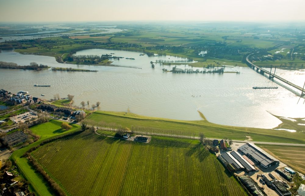 Luftaufnahme Rees - Uferbereiche mit durch Hochwasser- Pegel überfluteten Flußbett des Flusses Rhein im Süden von Rees im Bundesland Nordrhein-Westfalen