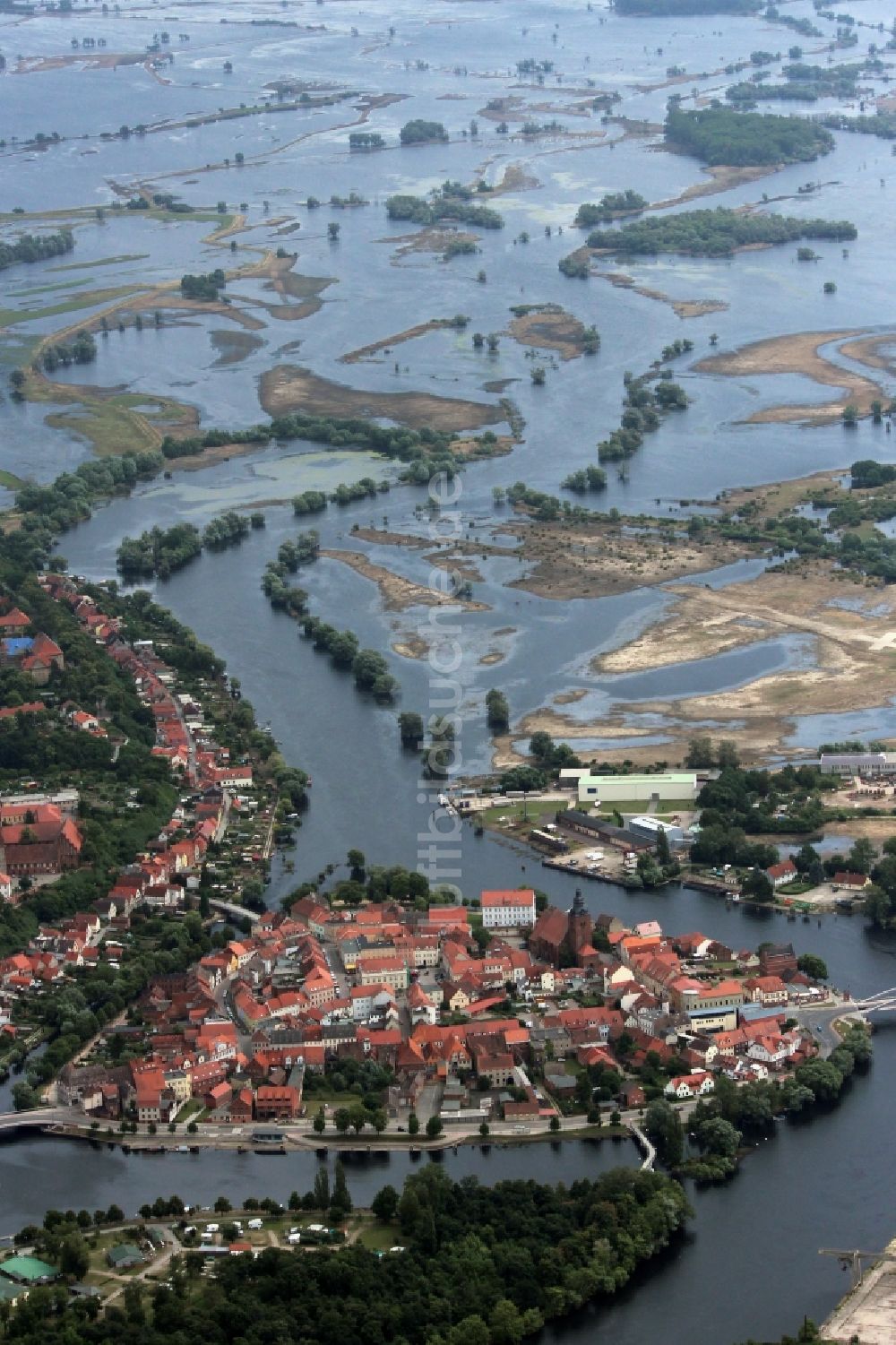 Luftbild Hansestadt Havelberg - Uferbereiche mit durch Hochwasser- Pegel überfluteten Flußbett der Havel in Hansestadt Havelberg im Bundesland Sachsen-Anhalt