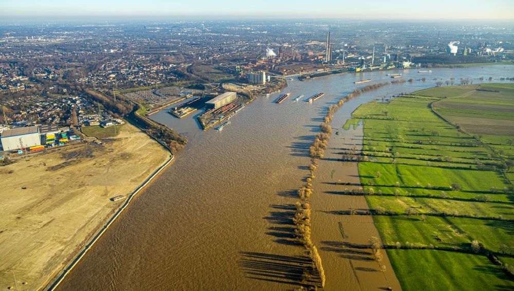 Luftaufnahme Rheinberg - Uferbereiche mit durch Hochwasser- Pegel überfluteten Flußbett im Ortsteil Orsoy in Rheinberg im Bundesland Nordrhein-Westfalen, Deutschland