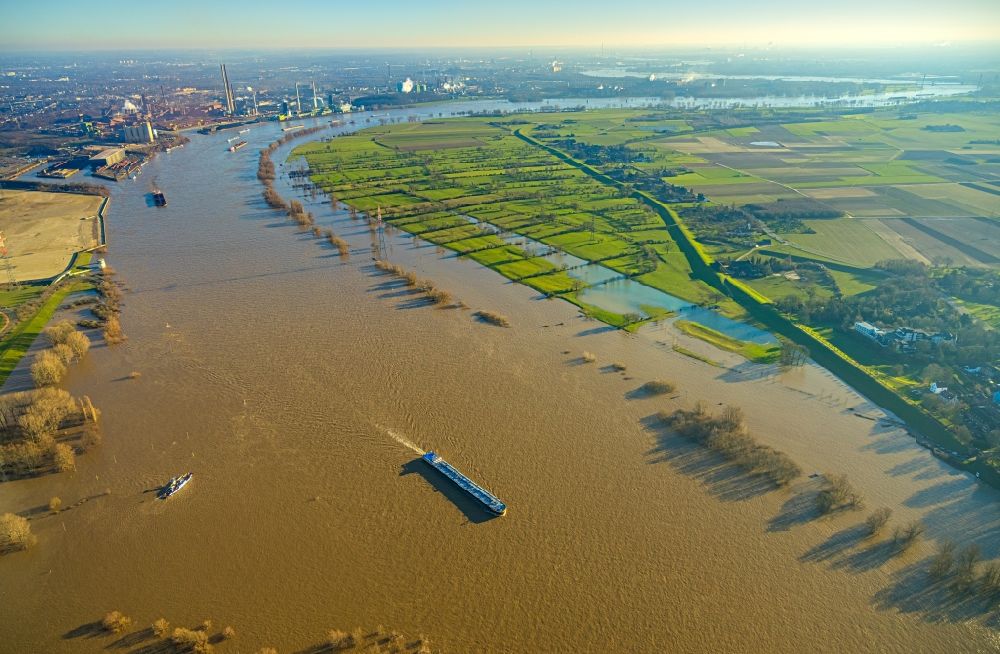 Luftbild Rheinberg - Uferbereiche mit durch Hochwasser- Pegel überfluteten Flußbett im Ortsteil Orsoy in Rheinberg im Bundesland Nordrhein-Westfalen, Deutschland
