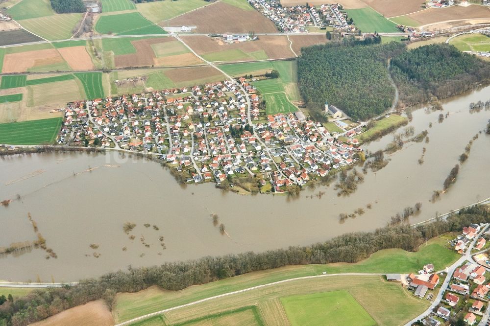 Luftbild Laub - Uferbereiche mit durch Hochwasser- Pegel überfluteten Flußbett des Regen in Laub im Bundesland Bayern, Deutschland