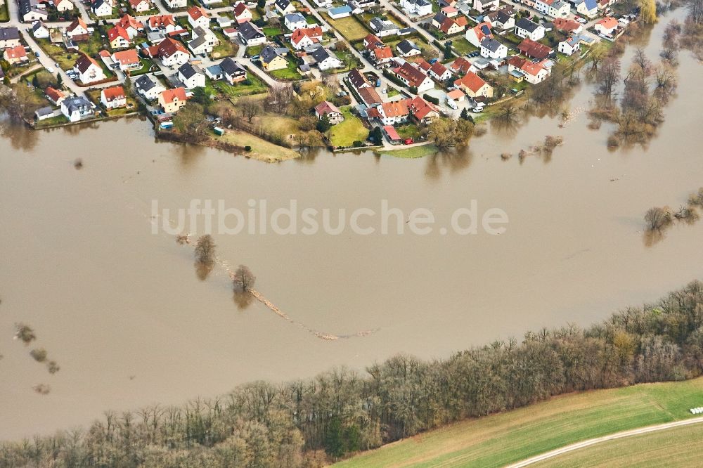 Luftaufnahme Laub - Uferbereiche mit durch Hochwasser- Pegel überfluteten Flußbett des Regen in Laub im Bundesland Bayern, Deutschland