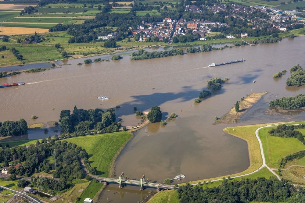 Luftbild Duisburg - Uferbereiche mit durch Hochwasser- Pegel überfluteten Flußbett des Rhein an der Brücke Königstraße in Walsum im Bundesland Nordrhein-Westfalen, Deutschland