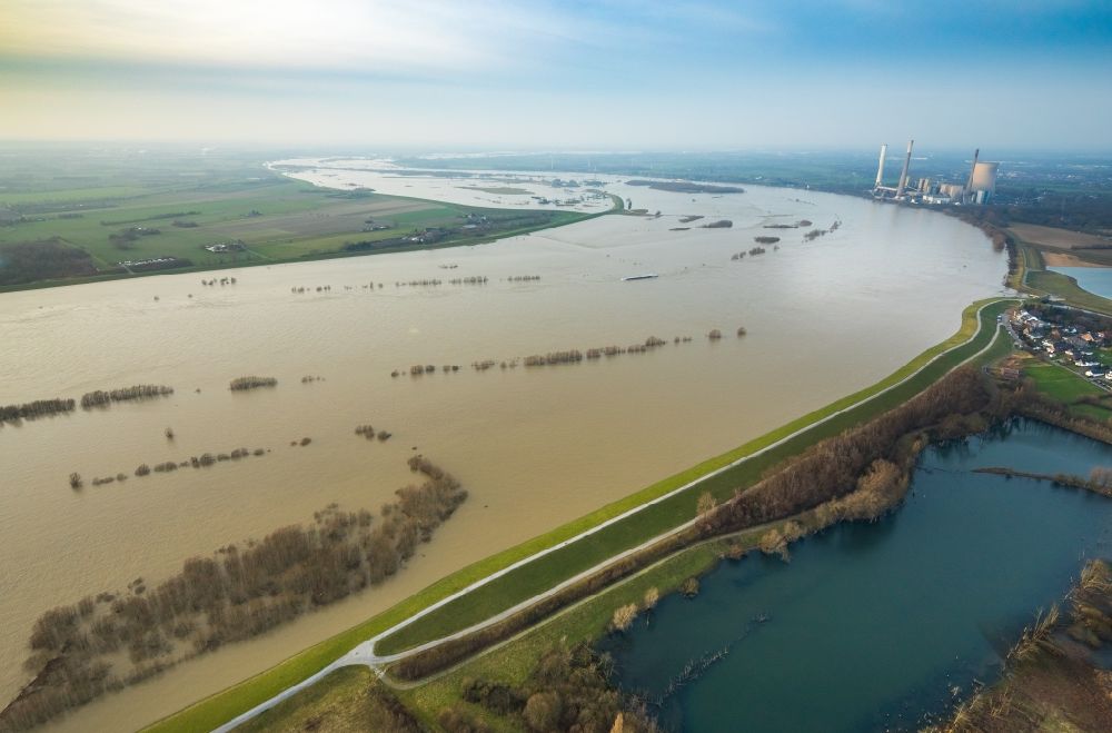 Luftaufnahme Möllen - Uferbereiche mit durch Hochwasser- Pegel überfluteten Flußbett des Rhein in Möllen im Bundesland Nordrhein-Westfalen, Deutschland