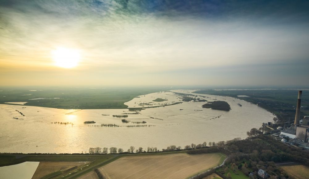 Möllen aus der Vogelperspektive: Uferbereiche mit durch Hochwasser- Pegel überfluteten Flußbett des Rhein in Möllen im Bundesland Nordrhein-Westfalen, Deutschland