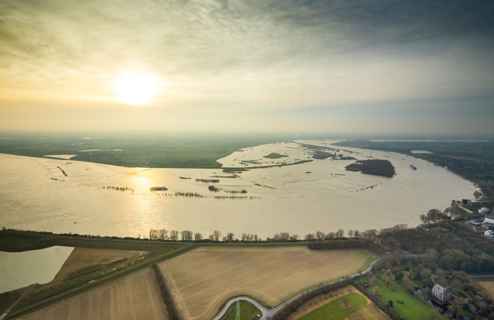 Luftbild Möllen - Uferbereiche mit durch Hochwasser- Pegel überfluteten Flußbett des Rhein in Möllen im Bundesland Nordrhein-Westfalen, Deutschland