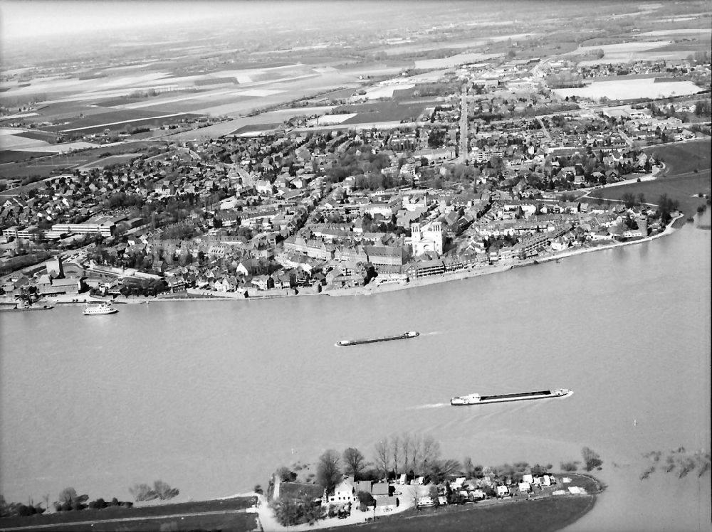 Luftaufnahme Rees - Uferbereiche mit durch Hochwasser- Pegel überfluteten Flußbett des Rhein in Rees im Bundesland Nordrhein-Westfalen, Deutschland
