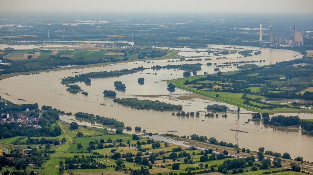 Luftaufnahme Walsum - Uferbereiche mit durch Hochwasser- Pegel überfluteten Flußbett des Rhein in Walsum im Bundesland Nordrhein-Westfalen, Deutschland