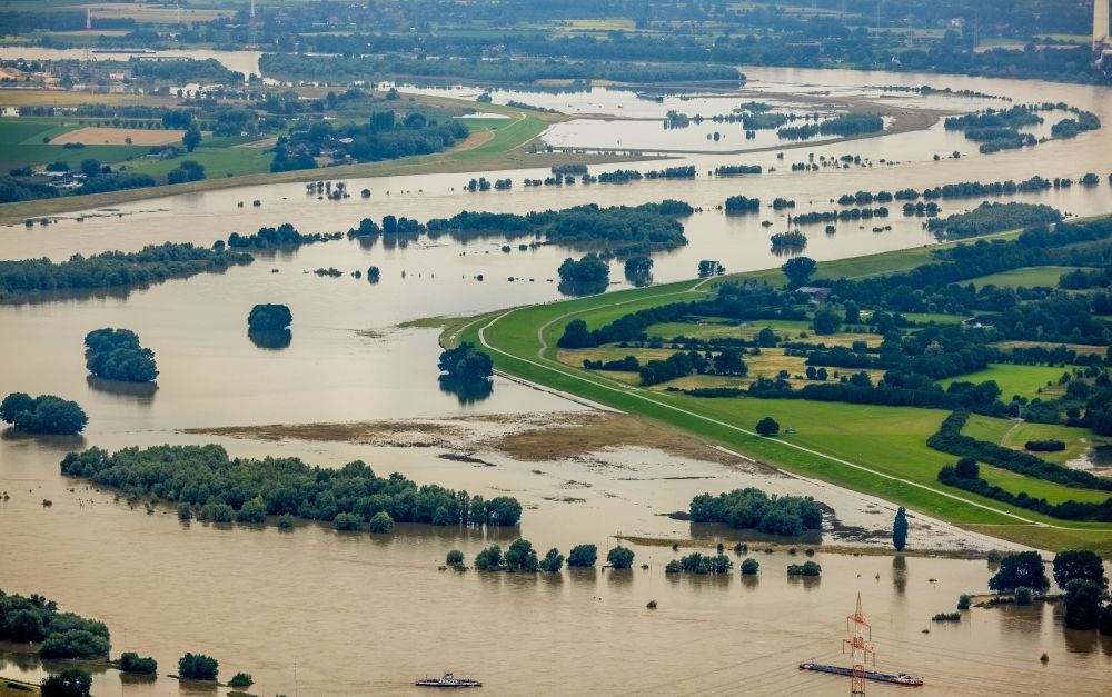 Walsum aus der Vogelperspektive: Uferbereiche mit durch Hochwasser- Pegel überfluteten Flußbett des Rhein in Walsum im Bundesland Nordrhein-Westfalen, Deutschland