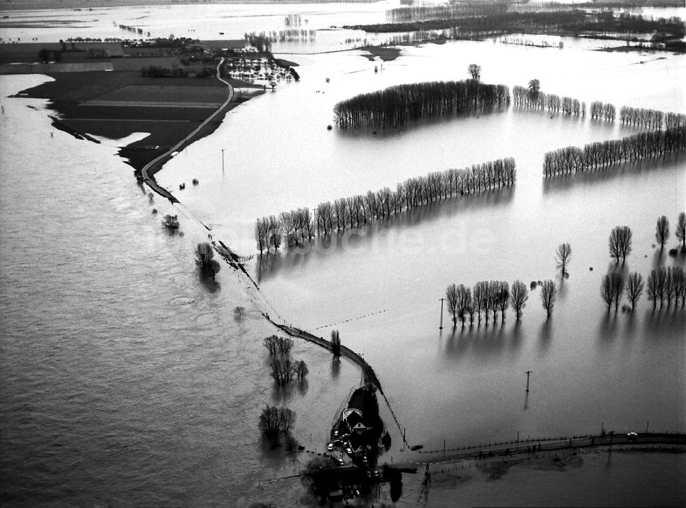Xanten von oben - Uferbereiche mit durch Hochwasser- Pegel überfluteten Flußbett des Rhein in Xanten im Bundesland Nordrhein-Westfalen, Deutschland