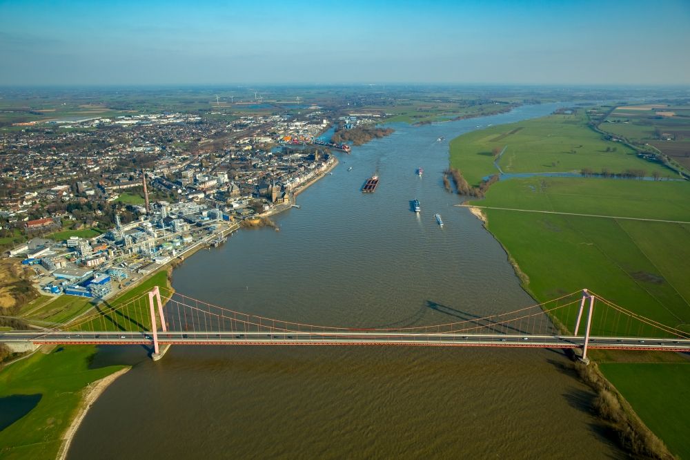 Luftbild Rees - Uferbereiche mit durch Hochwasser- Pegel überfluteten Flußbett an der Rheinbrücke der Bundesstraße B67 in Rees im Bundesland Nordrhein-Westfalen