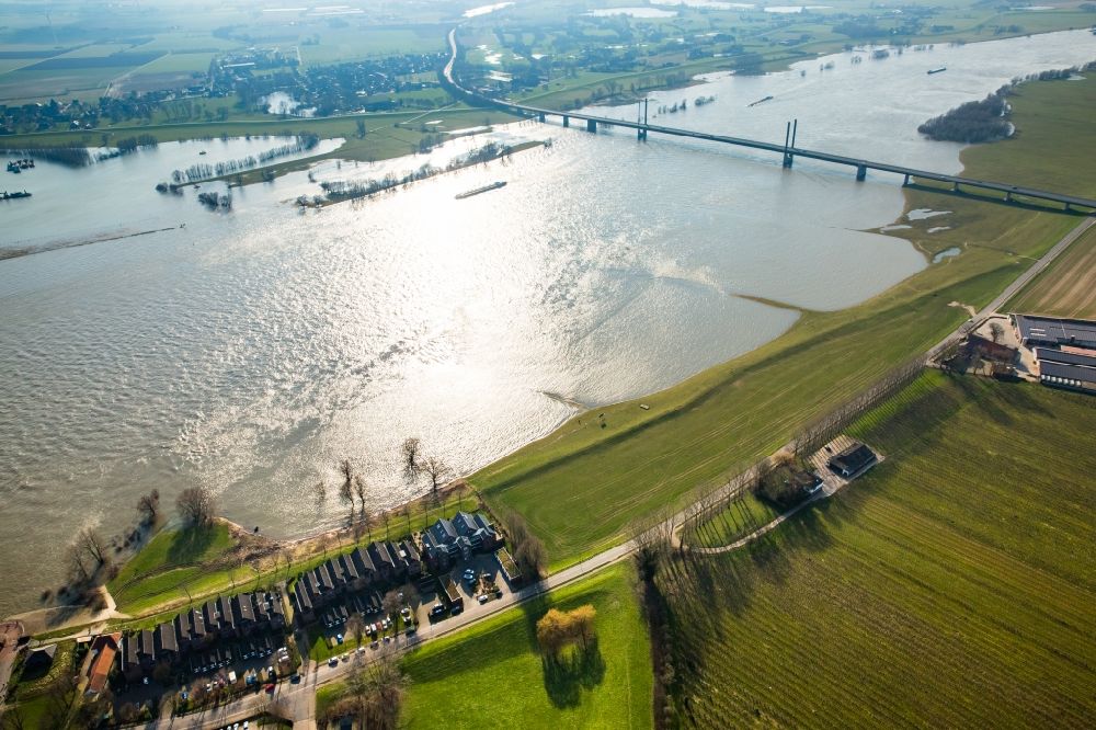 Rees aus der Vogelperspektive: Uferbereiche mit durch Hochwasser- Pegel überfluteten Flußbett an der Rheinbrücke der Bundesstraße B67 in Rees im Bundesland Nordrhein-Westfalen