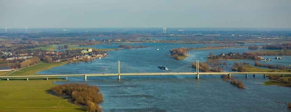 Kalkar von oben - Uferbereiche mit durch Hochwasser- Pegel überfluteten Flußbett an der Rheinbrücke der Bundesstraße B67 in Rees im Bundesland Nordrhein-Westfalen