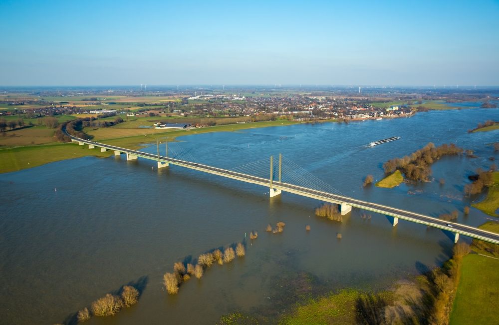 Luftaufnahme Kalkar - Uferbereiche mit durch Hochwasser- Pegel überfluteten Flußbett an der Rheinbrücke der Bundesstraße B67 in Rees im Bundesland Nordrhein-Westfalen