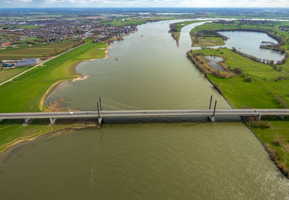 Luftaufnahme Rees - Uferbereiche mit durch Hochwasser- Pegel überfluteten Flußbett an der Rheinbrücke der Bundesstraße B67 in Rees im Bundesland Nordrhein-Westfalen