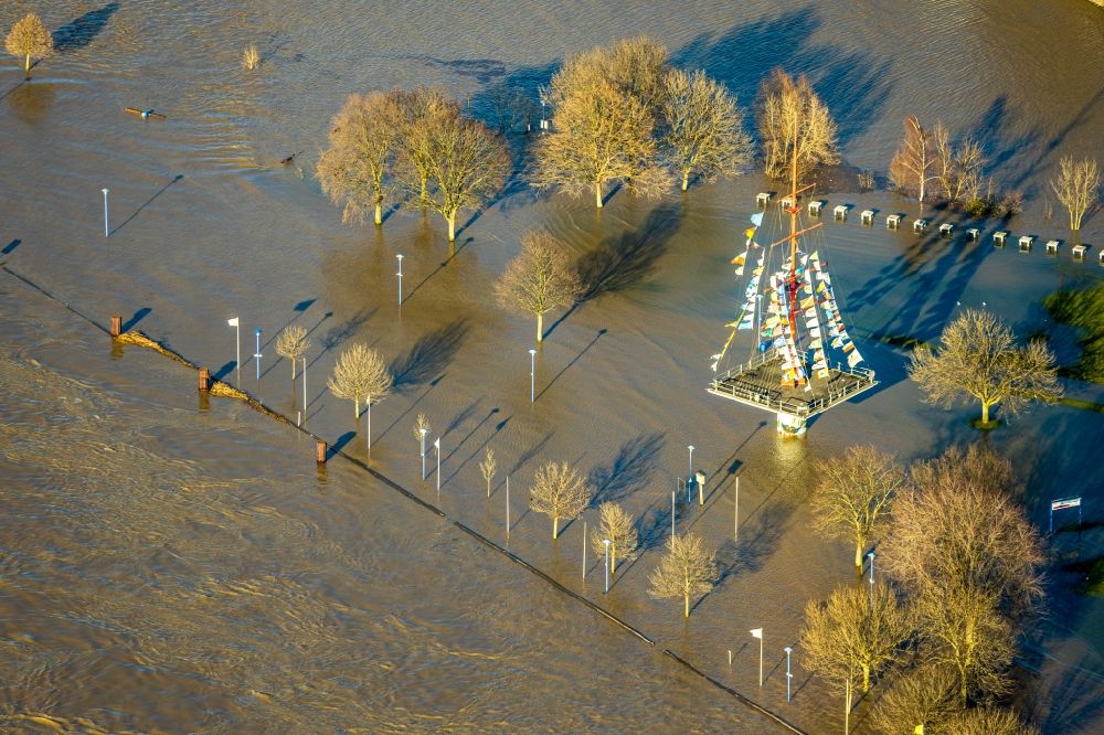 Luftaufnahme Duisburg - Uferbereiche mit durch Hochwasser- Pegel überfluteten Flußbett des Rheins an der Festwiese Mühlenweide in Duisburg im Bundesland Nordrhein-Westfalen, Deutschland