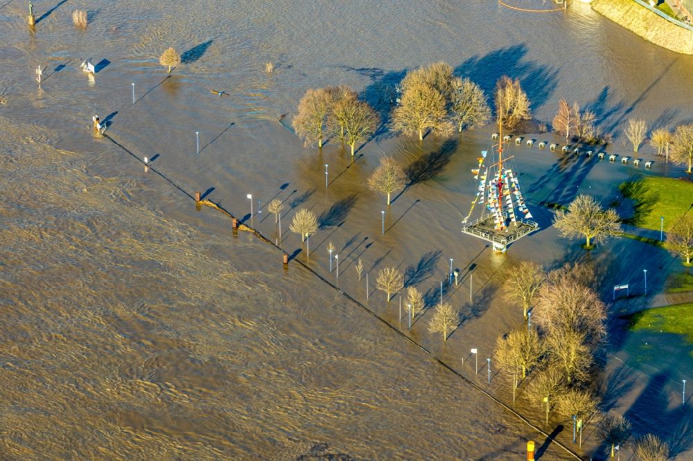 Duisburg von oben - Uferbereiche mit durch Hochwasser- Pegel überfluteten Flußbett des Rheins an der Festwiese Mühlenweide in Duisburg im Bundesland Nordrhein-Westfalen, Deutschland