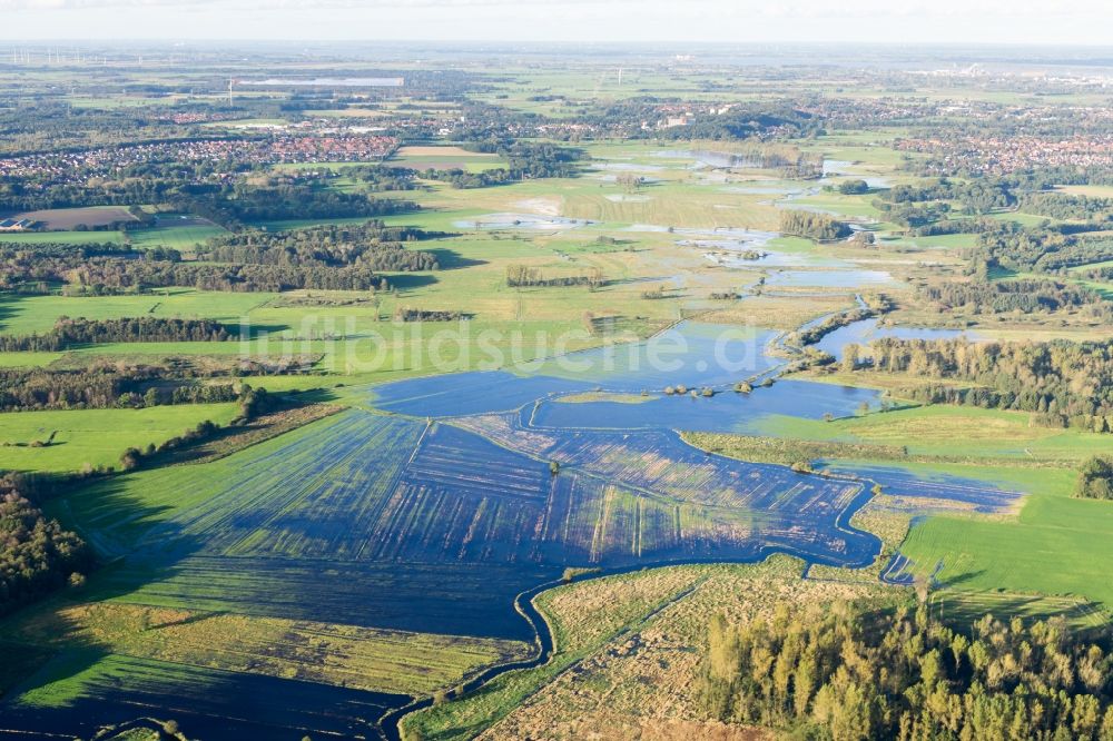 Luftbild Stade - Uferbereiche mit durch Hochwasser- Pegel überfluteten Flußbett der Schwinge am Stadtrad von Stade im Bundesland Niedersachsen, Deutschland