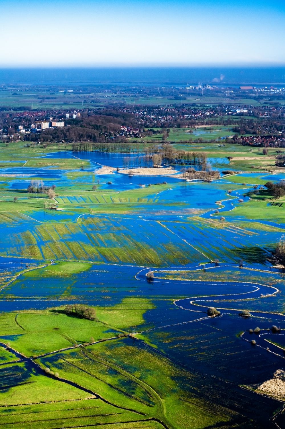 Stade aus der Vogelperspektive: Uferbereiche mit durch Hochwasser- Pegel überfluteten Flußbett der Schwinge am Stadtrad von Stade im Bundesland Niedersachsen, Deutschland