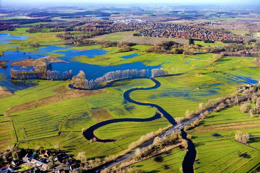 Luftbild Stade - Uferbereiche mit durch Hochwasser- Pegel überfluteten Flußbett der Schwinge am Stadtrad von Stade im Bundesland Niedersachsen, Deutschland