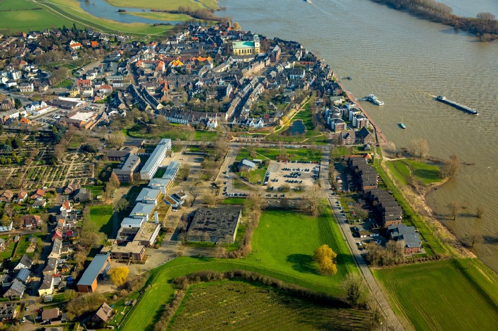Rees von oben - Uferbereiche mit durch Hochwasser- Pegel überfluteten Flußbett am Ufer des Rhein in Rees im Bundesland Nordrhein-Westfalen