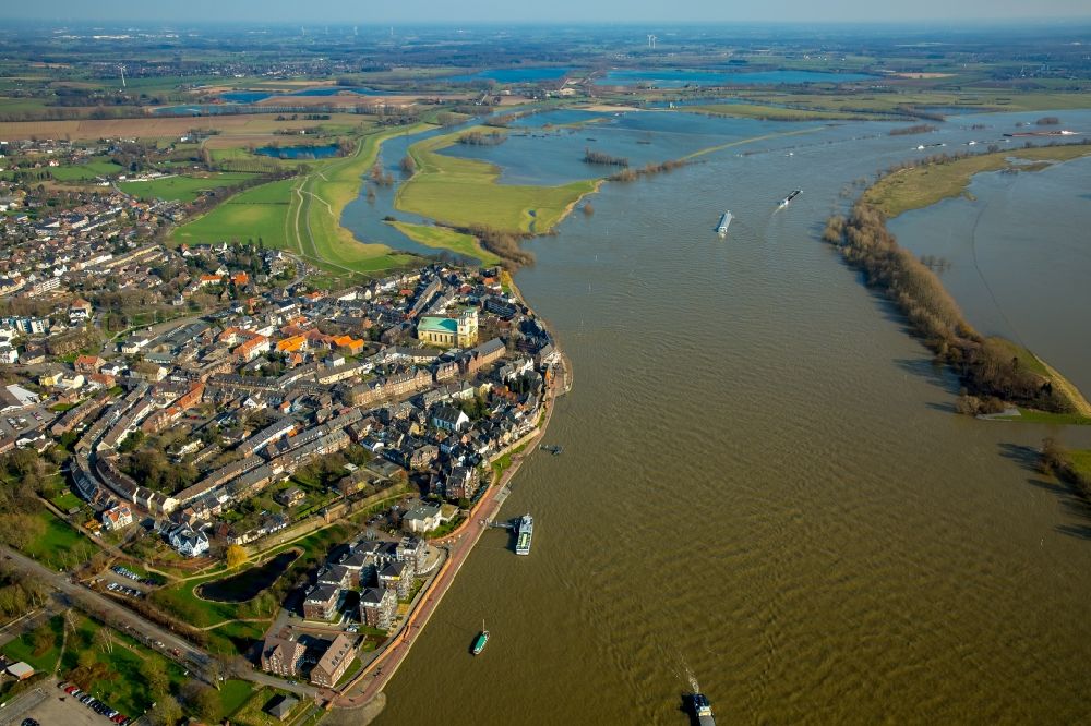 Luftbild Rees - Uferbereiche mit durch Hochwasser- Pegel überfluteten Flußbett am Ufer des Rhein in Rees im Bundesland Nordrhein-Westfalen