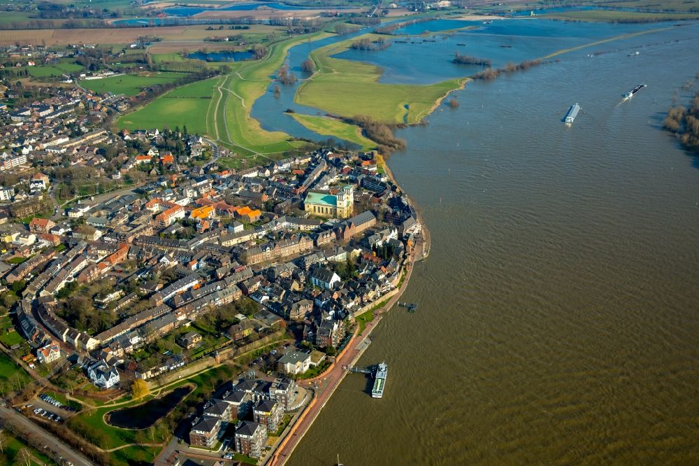 Luftaufnahme Rees - Uferbereiche mit durch Hochwasser- Pegel überfluteten Flußbett am Ufer des Rhein in Rees im Bundesland Nordrhein-Westfalen