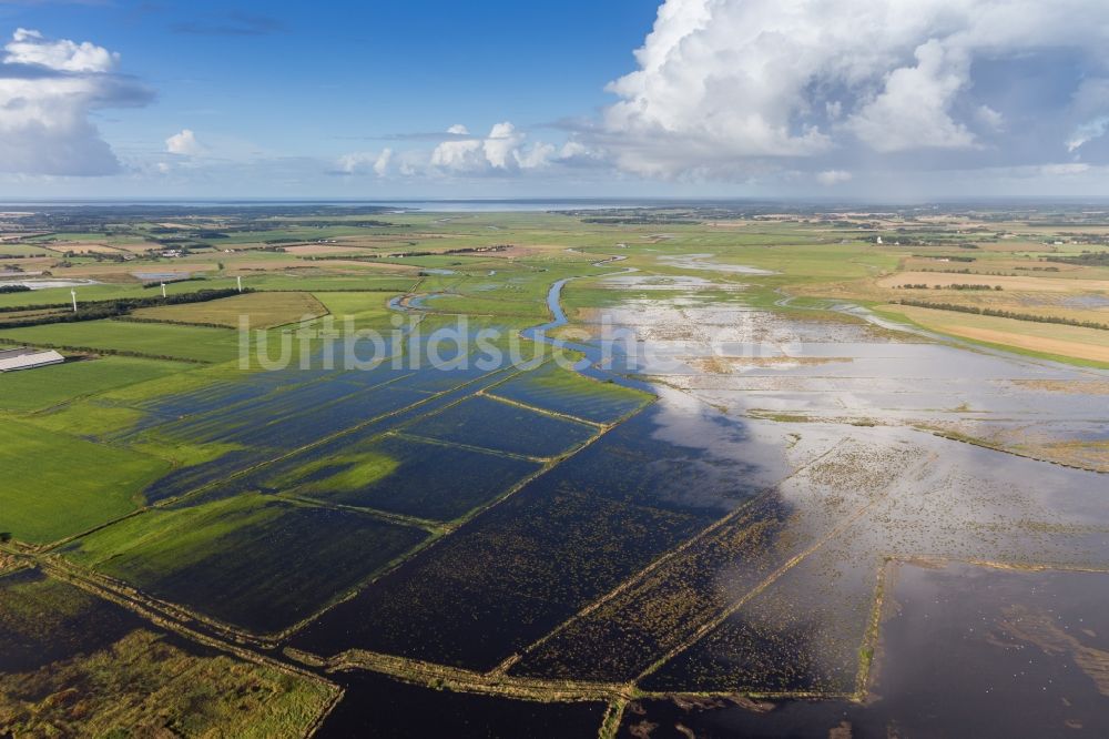Luftbild Römö - Uferbereiche mit durch Hochwasser- Pegel überfluteten Flußbett der Varde in Römö in , Dänemark