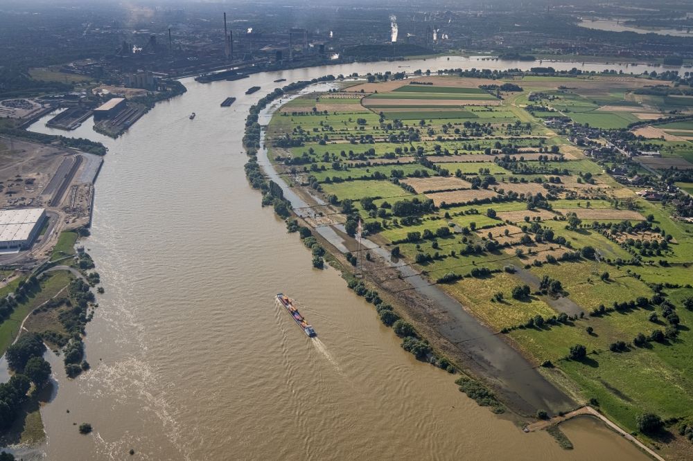 Luftbild Duisburg - Uferbereiche mit durch Hochwasser- Pegel überflutetem Flußbett des Rhein am logport VI in Duisburg im Bundesland Nordrhein-Westfalen, Deutschland