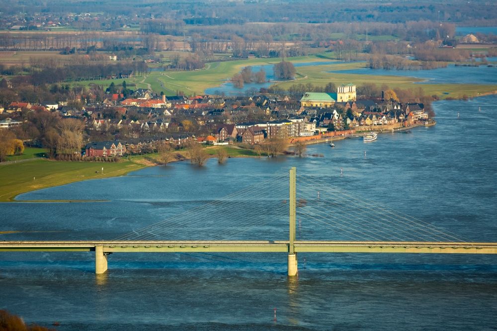 Luftbild Kalkar - Uferbereiche mit durch Hochwasser- Pegel überfluteten Flußbett an der Rheinbrücke der Bundesstraße B67 in Rees im Bundesland Nordrhein-Westfalen