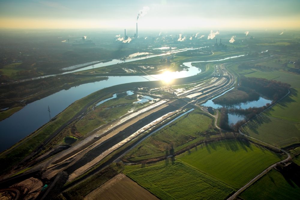 Luftbild Haltern am See - Uferbereiche des mit durch Hochwasser- Schutz- Damm verstärkten Flußbett- Verlaufes der Lippe in Haltern am See im Bundesland Nordrhein-Westfalen, Deutschland