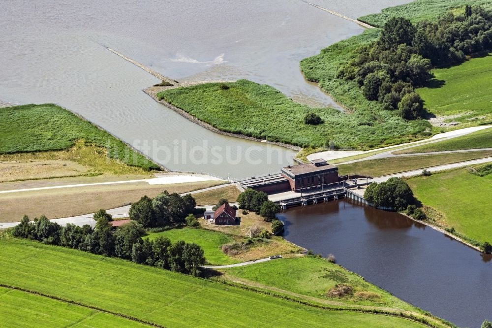 Luftbild Loxstedt - Uferbereiche des mit durch Hochwasser- Schutz- Damm verstärkten Flußbett- Verlaufes der Lune in Loxstedt im Bundesland Niedersachsen, Deutschland