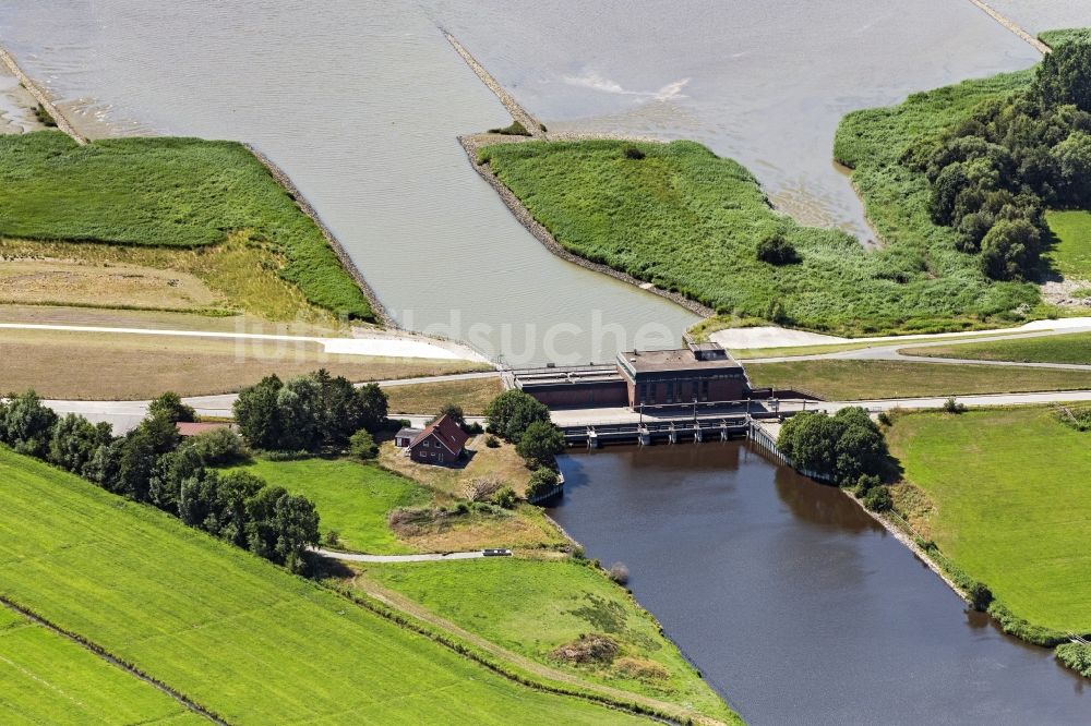 Luftaufnahme Loxstedt - Uferbereiche des mit durch Hochwasser- Schutz- Damm verstärkten Flußbett- Verlaufes der Lune in Loxstedt im Bundesland Niedersachsen, Deutschland
