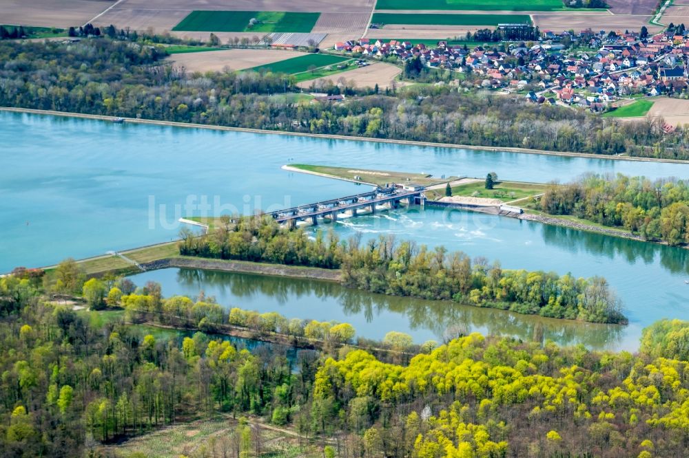Luftbild Diebolsheim - Uferbereiche des mit durch Hochwasser- Schutz- Damm verstärkten Flußbett- Verlaufes Rhein in Diebolsheim in Grand Est, Frankreich
