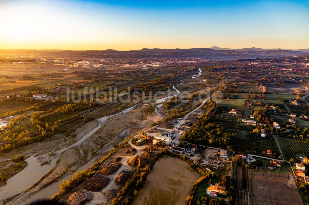 Luftaufnahme Salvaterra - Uferbereiche mit durch Niedrig- Wasser freigelegten Flußbett des Secchia Fluss bei Sonnenaufgang in Salvaterra in Emilia-Romagna, Italien