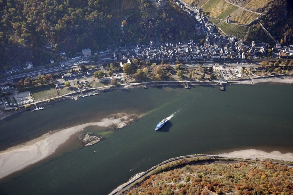 Luftbild Bacharach - Uferbereiche mit durch Niedrig- Wasser- Pegel freigelegtem Flußbett im Rhein in Bacharach im Bundesland Rheinland-Pfalz, Deutschland