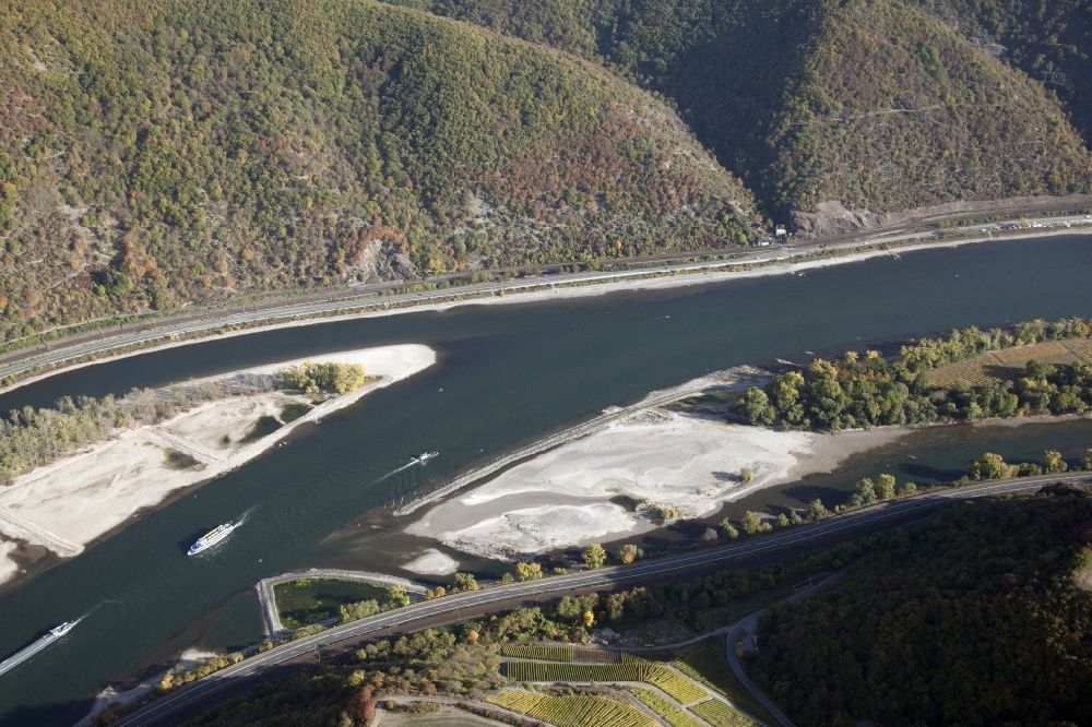 Luftbild Bacharach - Uferbereiche mit durch Niedrig- Wasser- Pegel freigelegtem Flußbett im Rhein in Bacharach im Bundesland Rheinland-Pfalz, Deutschland
