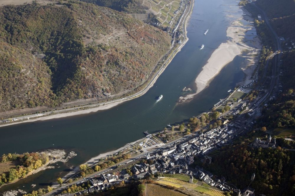 Luftaufnahme Bacharach - Uferbereiche mit durch Niedrig- Wasser- Pegel freigelegtem Flußbett im Rhein in Bacharach im Bundesland Rheinland-Pfalz, Deutschland