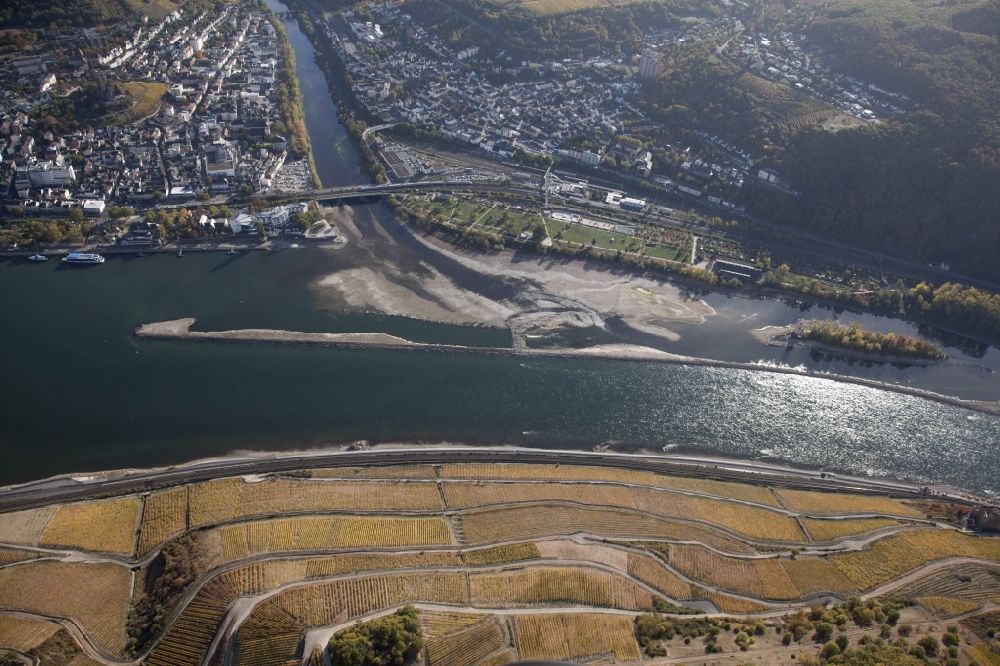 Luftbild Bingen am Rhein - Uferbereiche mit durch Niedrig- Wasser- Pegel freigelegtem Flußbett im Rhein in Bingen am Rhein im Bundesland Rheinland-Pfalz, Deutschland