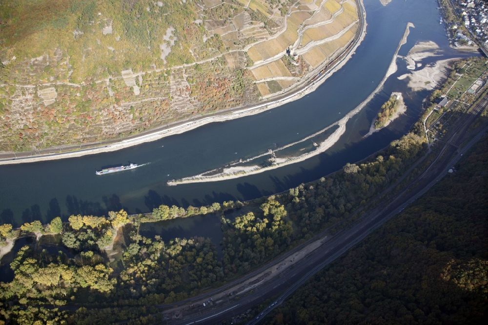 Luftaufnahme Bingen am Rhein - Uferbereiche mit durch Niedrig- Wasser- Pegel freigelegtem Flußbett im Rhein in Bingen am Rhein im Bundesland Rheinland-Pfalz, Deutschland