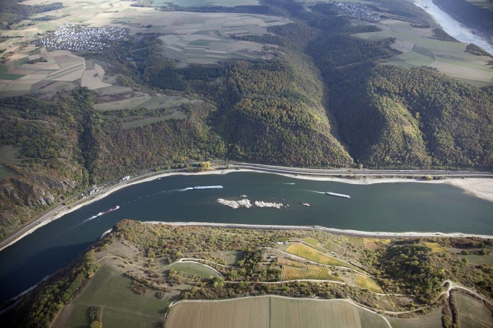 Kaub aus der Vogelperspektive: Uferbereiche mit durch Niedrig- Wasser- Pegel freigelegtem Flußbett im Rhein in Kaub im Bundesland Rheinland-Pfalz, Deutschland