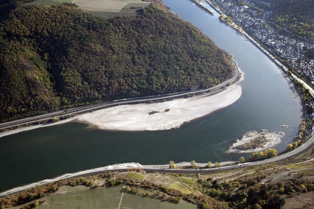 Luftbild Kaub - Uferbereiche mit durch Niedrig- Wasser- Pegel freigelegtem Flußbett im Rhein in Kaub im Bundesland Rheinland-Pfalz, Deutschland
